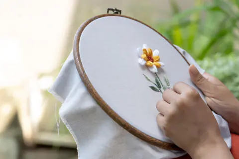 Ricamo a mano di un fiore nel telaio